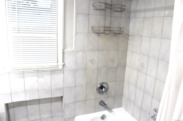 bathroom featuring shower / bath combo