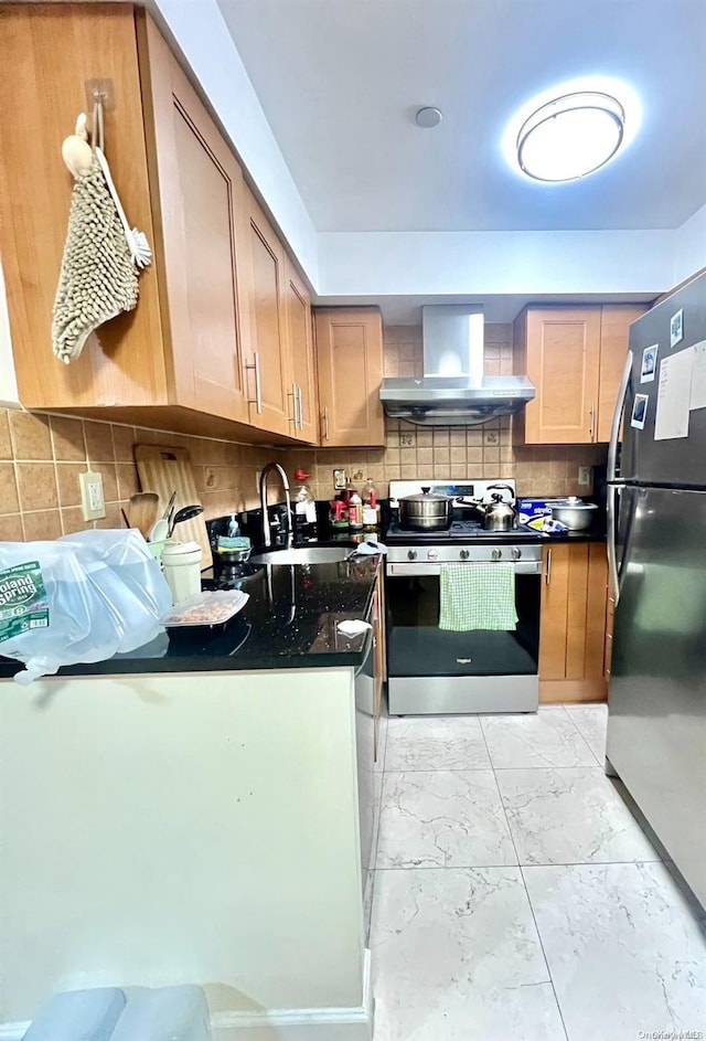 kitchen with wall chimney range hood, sink, decorative backsplash, stainless steel range, and fridge