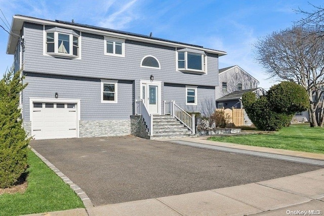 view of front of house featuring a front lawn and a garage