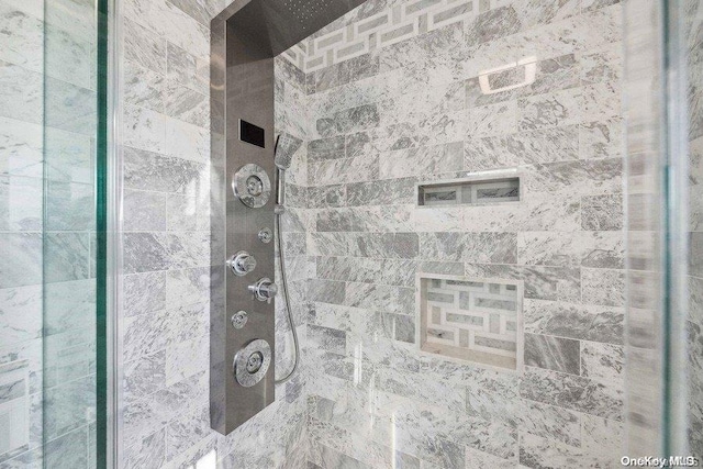 bathroom featuring tiled shower