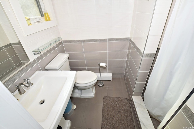 1070 Mckinley St, Baldwin, NY 11510 - bathroom featuring toilet, tile walls, baseboard heating, a shower with curtain, and a sink