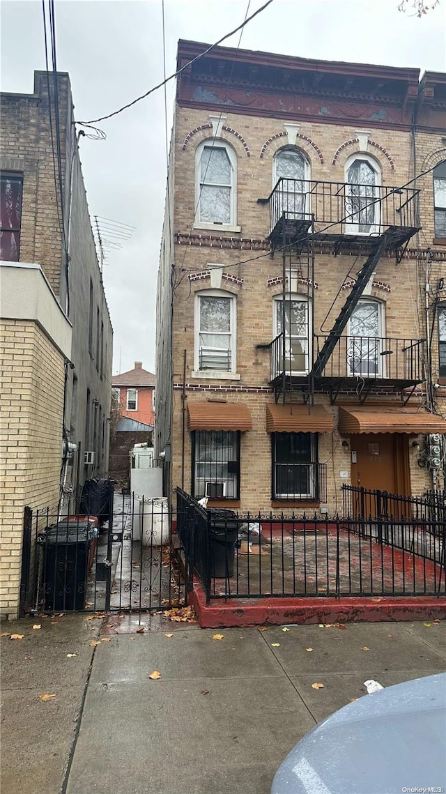 view of front of home featuring a balcony