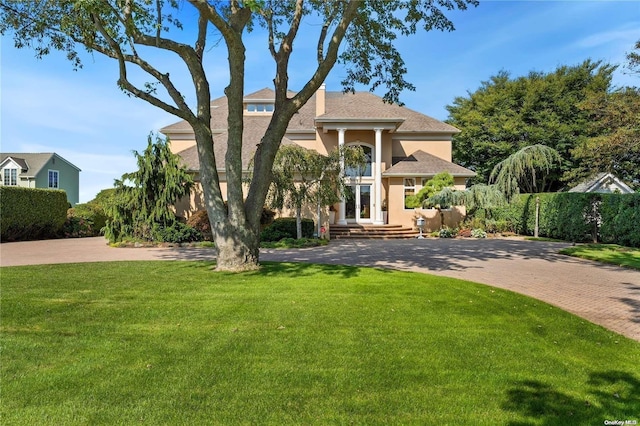 view of front facade featuring a front lawn