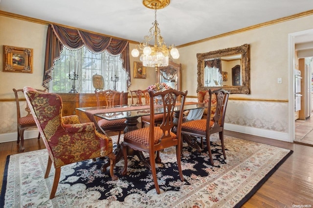 dining room featuring hardwood / wood-style floors, a notable chandelier, and crown molding