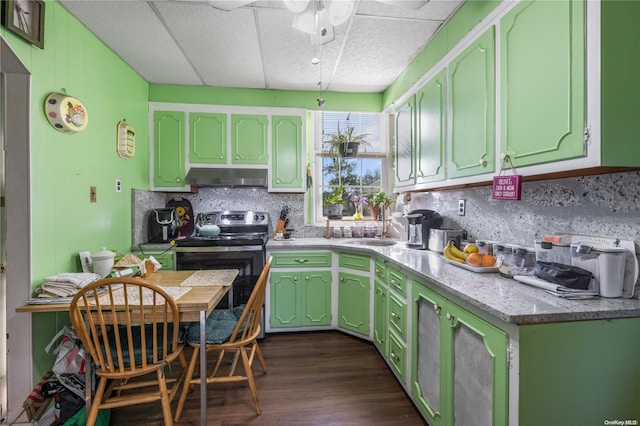 kitchen with sink, dark wood-type flooring, backsplash, stainless steel range with electric cooktop, and green cabinetry