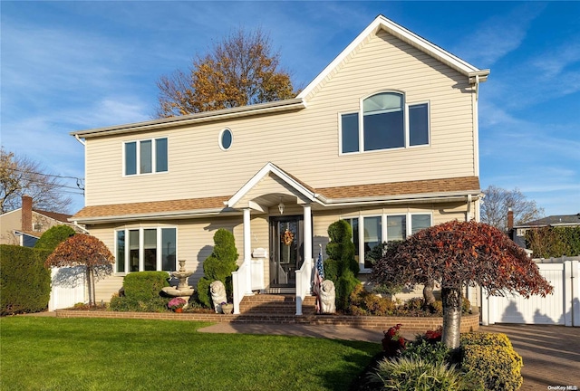 view of front property featuring a front lawn