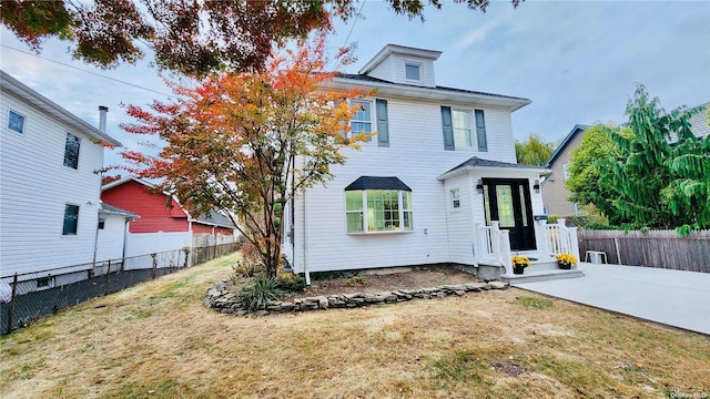 view of front of property with a front yard