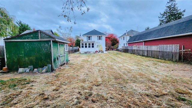 view of yard featuring a shed