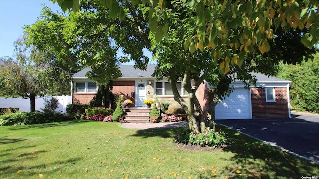 view of front of property featuring a front lawn