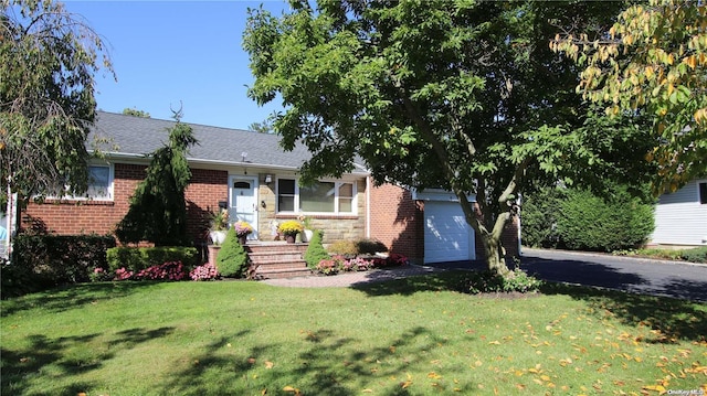 view of front of home featuring a garage and a front yard