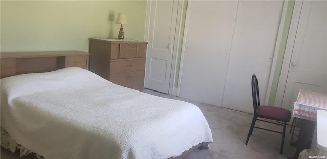 bedroom featuring carpet floors and a closet