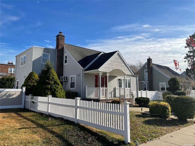 view of front of property featuring covered porch and a front yard