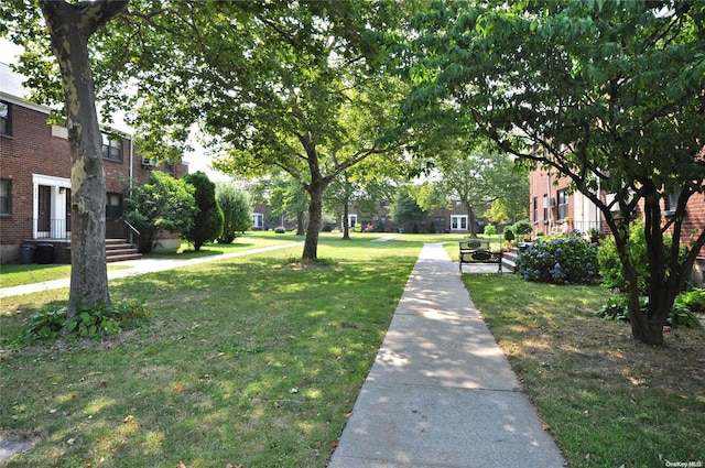 view of property's community featuring a lawn