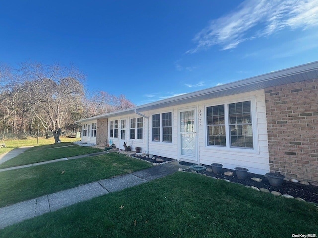 ranch-style home featuring a front lawn