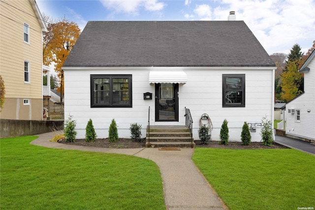 view of front facade featuring a front yard