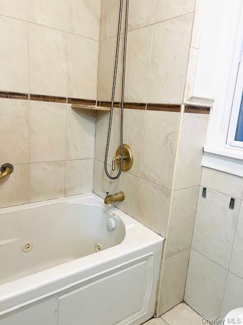 bathroom featuring tiled shower / bath combo