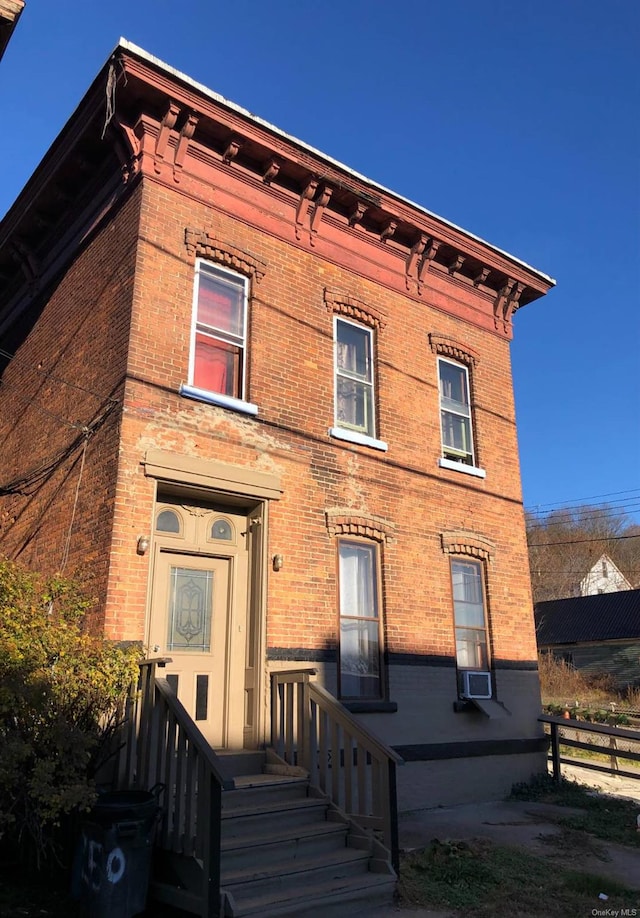 view of italianate home