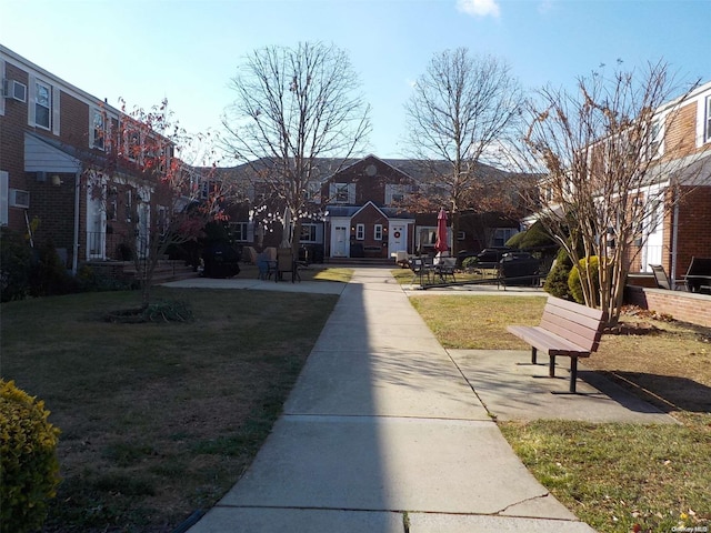 view of property's community featuring a lawn