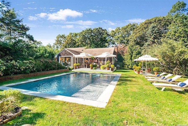 view of swimming pool featuring a yard