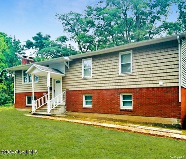 view of front of home featuring a front lawn