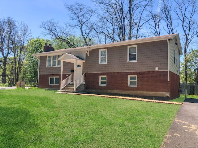 view of front of property with a front yard