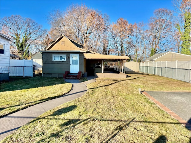 view of front of home featuring a carport and a front yard