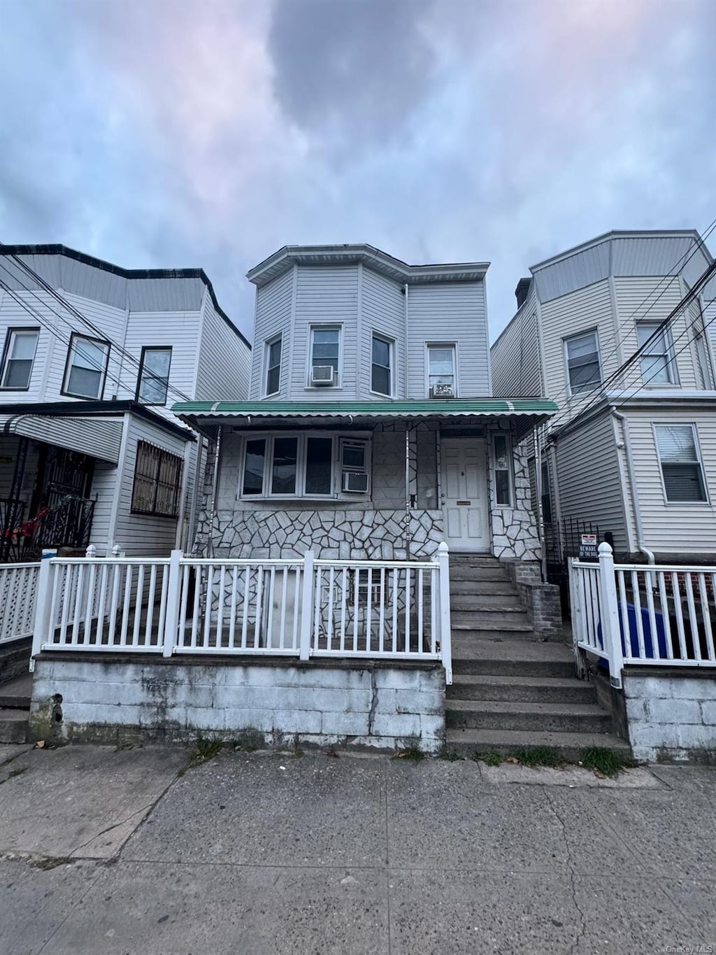 view of front of property featuring a porch