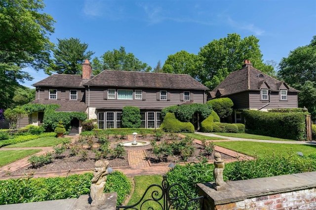 view of front of house featuring a front lawn