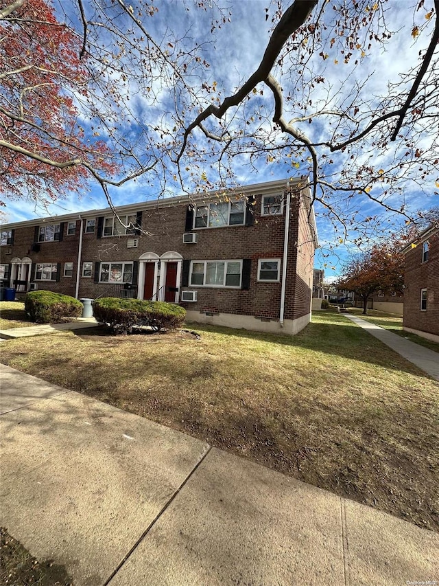 view of front of house with a front lawn