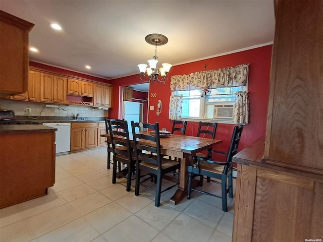 dining area featuring sink, crown molding, cooling unit, a chandelier, and light tile patterned floors