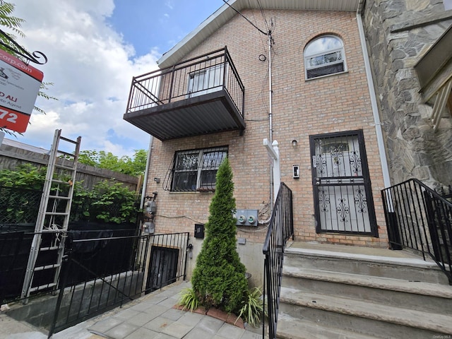 view of front of house with a balcony