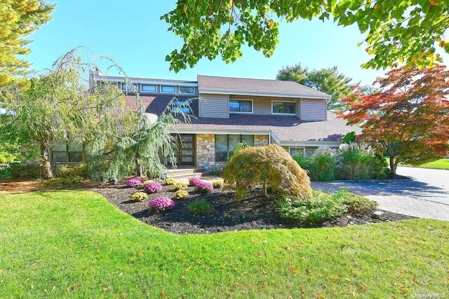 view of front of property featuring a front lawn