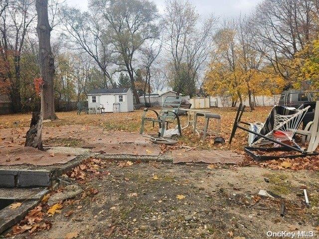 view of yard with an outbuilding