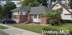 view of front of home featuring a garage and a front yard