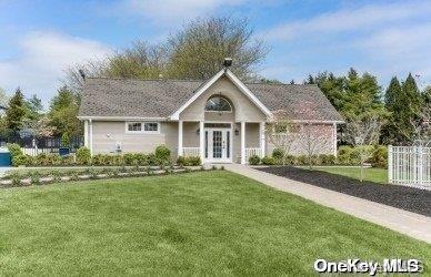 view of front of property featuring a front yard