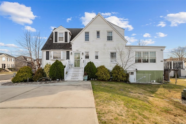 view of front facade with a front yard