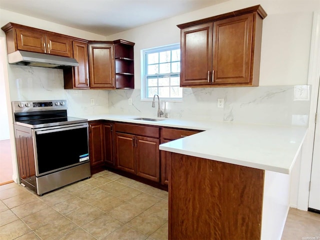 kitchen featuring sink, stainless steel electric range oven, light tile patterned floors, tasteful backsplash, and kitchen peninsula