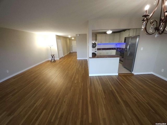 kitchen featuring washer / clothes dryer, sink, a chandelier, stainless steel fridge with ice dispenser, and light hardwood / wood-style floors