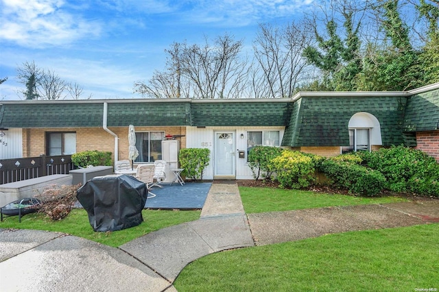 ranch-style home featuring a front yard