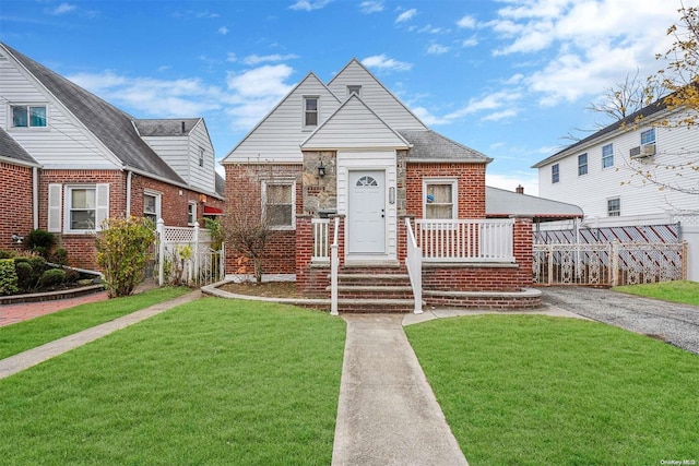 view of front of home featuring a front yard