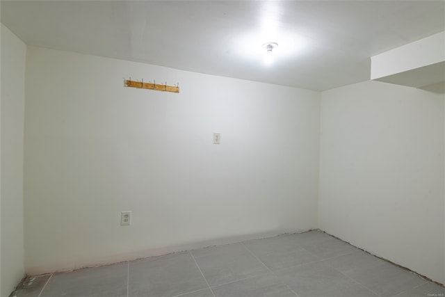 spare room featuring light tile patterned floors