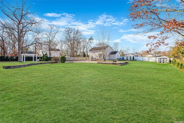 view of yard featuring a pergola