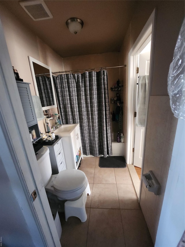 full bathroom featuring tile patterned floors, vanity, shower / tub combo, and toilet