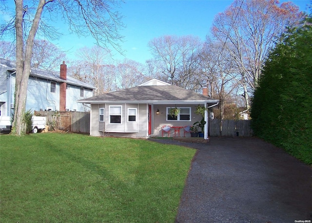 view of front facade with a front lawn