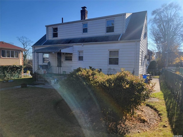 view of front facade featuring a front yard