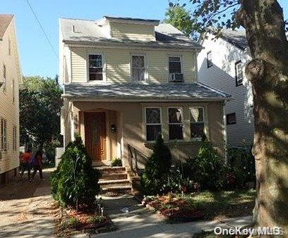 view of american foursquare style home
