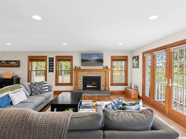 living room featuring baseboards, a healthy amount of sunlight, recessed lighting, and wood finished floors