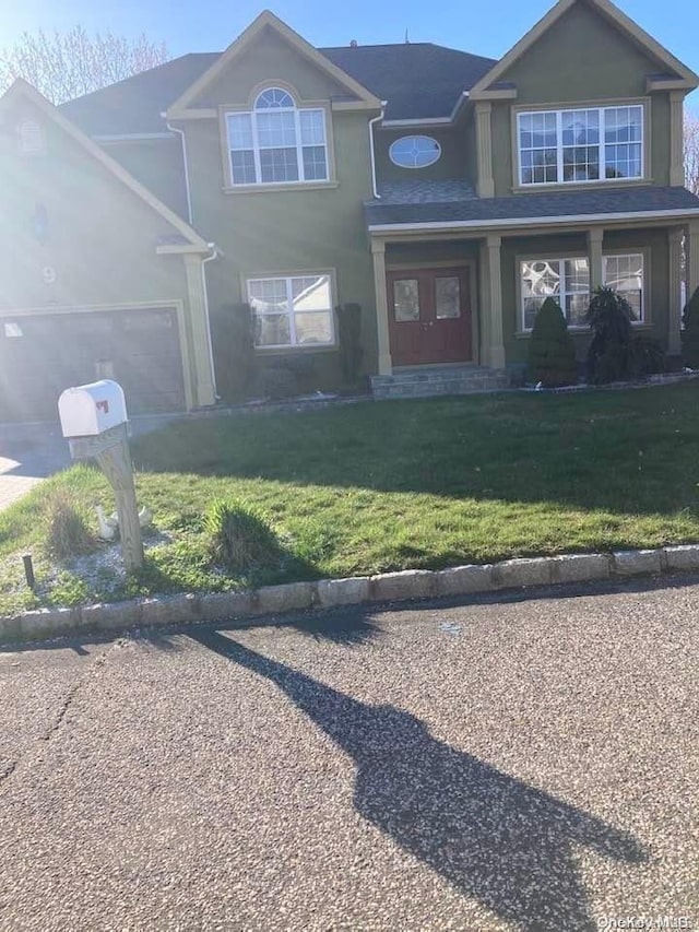 view of front of property featuring a front lawn