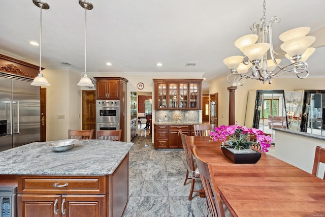 kitchen with tasteful backsplash, an inviting chandelier, ornamental molding, visible vents, and stainless steel appliances
