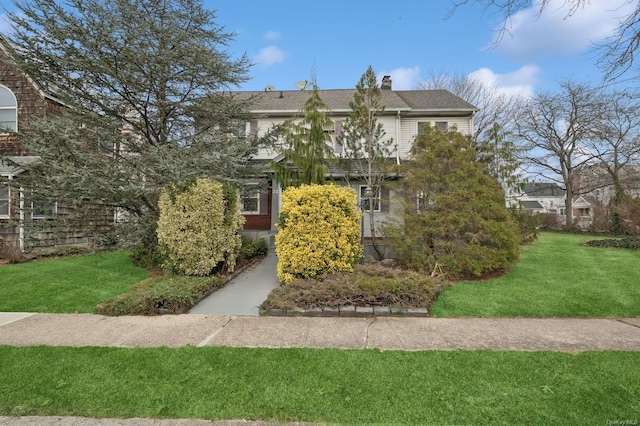 view of front facade with a front yard